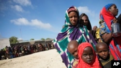 Women and children line up to receive food at a World Food Program distribution center in Mogadishu. (file photo)
