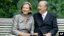 Ratu Paola dan Raja Belgia Albert II berpose pada 17 Juli 2008 saat Albert II masih bertahta (foto: dok). 