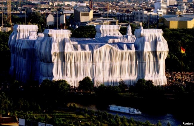 FILE - "Wrapped Reichstag" project by artists Christo and Jeanne Claude, Berlin, Germany, June 25, 1995. (REUTERS/Reinhard Krause)