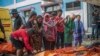 Beberapa warga berusaha mengidentifikasi jenazah untuk mencari anggota keluarganya yang masih hilang pasca tsunami di Pendeglang, Jawa Barat, Minggu (23/12). 