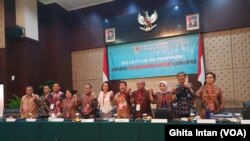 Pansel KPK dalam konferensi pers, hari terakhir serangkaian tes capim KPK periode 2019-2023, di Gedung Sekretariat Negara, Jakarta, 29 Agustus 2019. (Foto: VOA/Ghita).