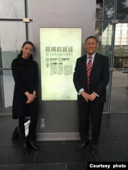 王西麟与女儿、曾获“布兰登堡”奖的作曲家王颖2017年在北京音乐沙龙对话古典音乐鉴赏。（王西麟提供照片）