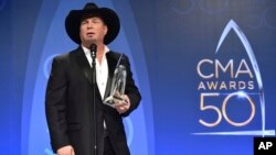 Garth Brooks ganó el máximo premio CMA, Artista del Año, el miércoles, 2 de noviembre, de 2016.