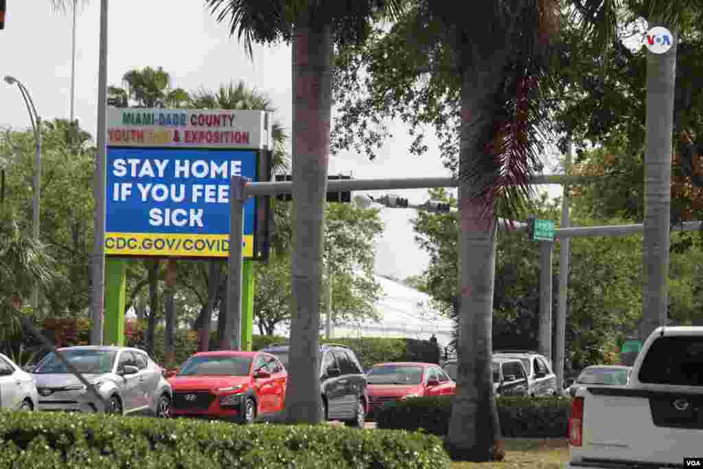 La Feria de la Juventud en el suroeste de Miami-Dade exhibe carteles para prevenir el contagio por coronavirus, como este: &quot;Quédate en casa, si te sientes enfermo&quot;. [Foto: Luis F. Rojas/Voa Noticias].