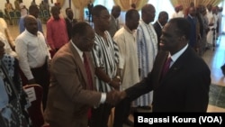 Michel Kafando salue les signataires de la Charte fixant la nouvelle date des élections, 13 octobre 2015. (VOA/Bagassi Koura)