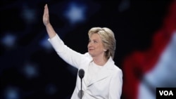 clinton-waving