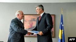 Direktor za zapadni Balkan u Generalnoj direkciji Evropske komisije za proširenje Pjer Mirel uručuje premijeru Kosova Hašimu Tačiju "Paket proširenja" za 2011. godinu.