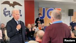 Ish-Nënpresidenti Joe Biden duke u përballur gjatë fushatës elektorale me një banor vendas i cili i drejtoi pyetje për përfshirjen e djalit të tij, Hunter Biden, në Ukrainë