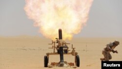 沙特军人在沙特-也门边界用迫击炮射击也门胡赛反政府武装的阵地