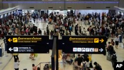 Putnici stoje u redu na međunarodnom aerodromu Don Mueang u Bangkoku, Tajland, petak, 19. jula 2024. (AP Photo/Sakchai Lalit)