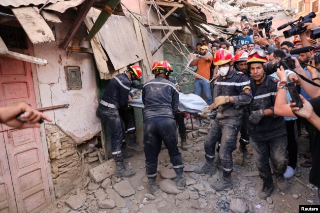Fas'ta depremin ardından arama-kurtarma çalışmaları. Ekipler hayatını kaybeden bir kişinin cenazesini taşıyor, 10 Eylül 2023.
