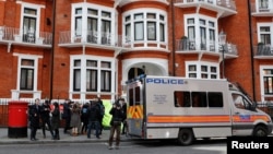 Mobil polisi Inggris terlihat berada di depan kantor Kedutaan Besar Ekuador, saat ditangkapnya pendiri WikiLeaks Julian Assange di London, Inggris, 11 April 2019.