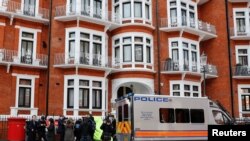 Una furgoneta de la policía londinense es vista afuera de la embajada de Ecuador después que el fundador de WikiLeaks, Julian Assange, fue arrestado el 11 de abril de 2019.