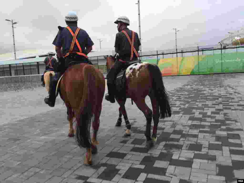 A caballo la policía recorre la ciudad para garantizar la seguridad.