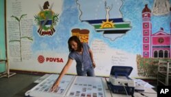 Una concejal prueba una máquina de votación en una mesa electoral en Caracas. Las elecciones municipales son este domingo.