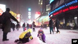 孩子们在纽约时报广场玩雪