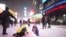 孩子们在纽约时报广场玩雪