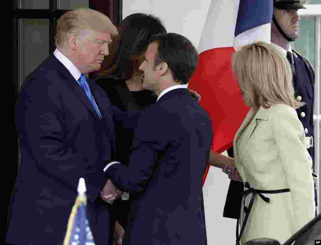 Presiden Donald Trump dan Ibu Negara Melania Trump menyambut Presiden Perancis Emmanuel Macron dan istrinya, Brigitte Macron, di Gedung Putih, 23 April 2018, di Washington.