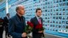 美國國會代表團2024年4月22日在烏克蘭首都基輔陣亡將士紀念牆前表達敬意。（美聯社）