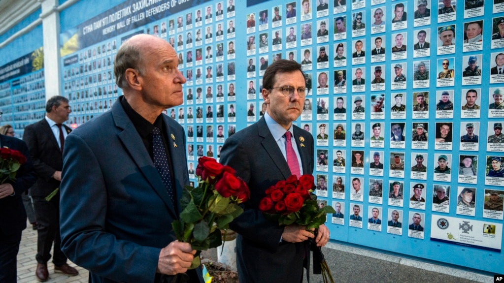美国国会代表团2024年4月22日在乌克兰首都基辅阵亡将士纪念墙前表达敬意。（美联社）(photo:VOA)