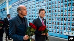 美國國會代表團2024年4月22日在烏克蘭首都基輔陣亡將士紀念牆前表達敬意。（美聯社）