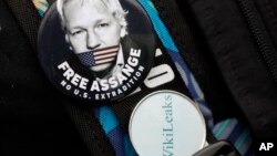 Un botón de Julian Assange, usado por un partidario del jefe de WikiLeaks en la corte de Londres donde se realizó una audiencia preliminar del caso de extradición de Assange a EE.UU. Febrero 19 de 2020. Foto: AP.