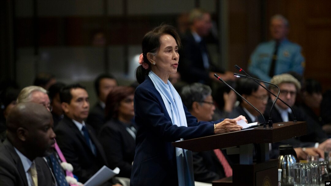 Ilustrasi - ARSIP - Pemimpin Myanmar saat itu Aung San Suu Kyi berpidato di depan hakim Mahkamah Internasional pada sidang hari kedua dari tiga hari di Den Haag, Belanda, 11 Desember 2019. (AP/Peter Dejong, File)