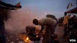 Para pengunjuk rasa anti-pemeritah Senegal membakar ban dalam aksi protes yang semula bertujuan damai di ibukota Dakar (31/1).