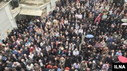 Hundreds of Iranian supporters of Iran's national trade union rally outside its Workers' House building in Tehran, May 1, 2018. 