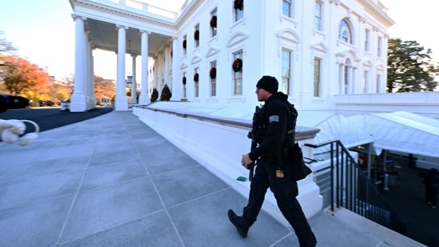 Mật vụ Hoa Kỳ bắn một người đàn ông có vũ trang gần Nhà Trắng | VOA - Tháng Ba 10, 2025