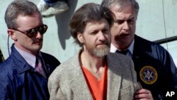 "Unabomber" tras su arresto, rumbo a un tribunal federal en Helena, Montana, el 4 de abril de 1996.