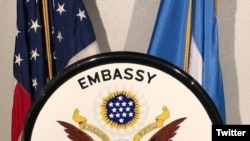 A U.S. Embassy seal is displayed in front of U.S. and Somali flags. (Source - Twitter @US2SOMALIA)