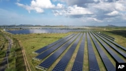 Sejumlah panel surya terlihat membentang di sebuah area di distrik Pavagada Tumkur, Karnataka, India, dalam foto yang diambil pada 15 September 2022. (Foto: AP/Rafiq Maqbool)