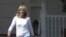 Dans cette photo d'archives prise le 10 mai 2012, Jill Biden, épouse du vice-président américain de l'époque, Joe Biden, avec leur chien, Champ