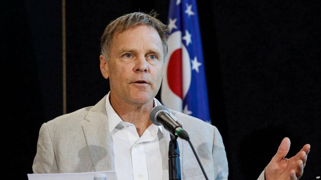 Fred Warmbier, ayah Otto Warmbier, mahasiswa University of Virginia yang ditahan di Korea Utara pada Maret 2016, berbicara kepada media, pada 15 Juni 2017, di Wyoming High School, Cincinnati.