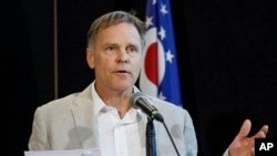 Fred Warmbier, ayah Otto Warmbier, mahasiswa University of Virginia yang ditahan di Korea Utara pada Maret 2016, berbicara kepada media, pada 15 Juni 2017, di Wyoming High School, Cincinnati.