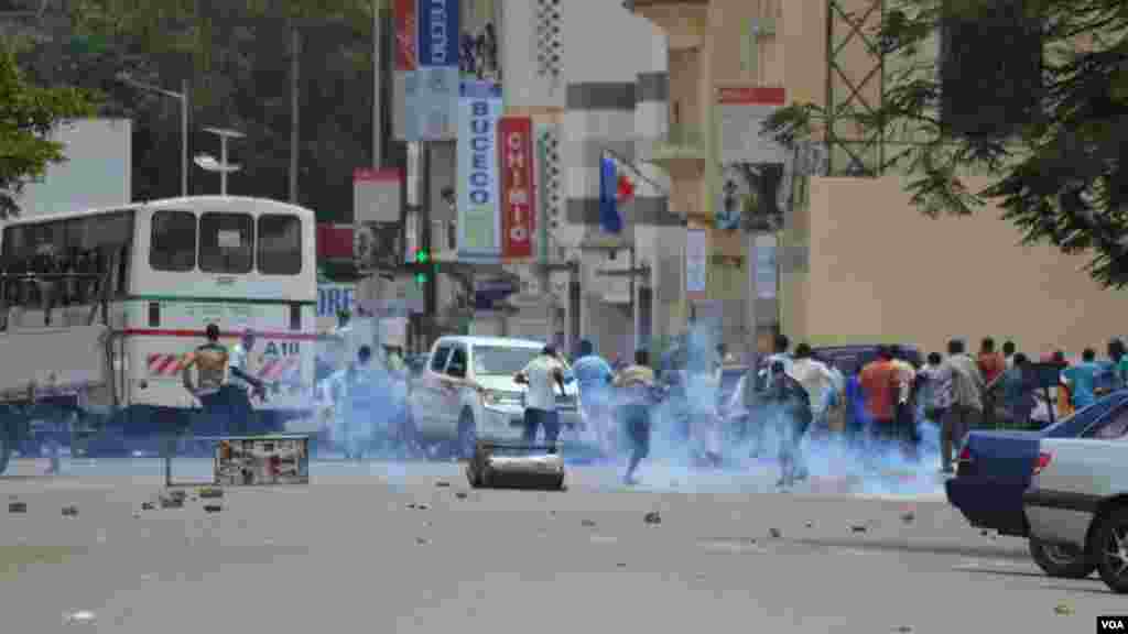 Des manifestants dispersés à coup de gaz lacrymogène par la police au cours d&rsquo;une manifestation contre un 3e mandat du président Pierre Nkurunziza, vendredi 17 avril 2015.