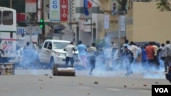 Des manifestants dispersés à coup de gaz lacrymogène par la police au cours d’une manifestation contre un 3e mandat du président Pierre Nkurunziza, vendredi 17 avril 2015.