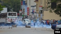 Des manifestants dispersés à coup de gaz lacrymogène par la police au cours d’une manifestation contre un 3e mandat du président Pierre Nkurunziza, vendredi 17 avril 2015.