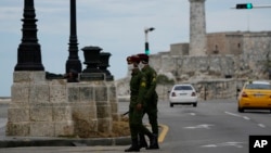 Soldados patrullan a lo largo del malecón en La Habana, Cuba, el lunes 15 de noviembre de 2021. El gobierno prohibió una marcha de la oposición convocada para este día por el proyecto Archipiélago.