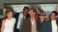 Para bintang 'Lethal Weapon 4' termasuk Mel Gibson (tengah) berpose bersama di depan Mann's Chinese Theater, Hollywood, untuk pemutaran perdana film tersebut, 7 Juli 1998.