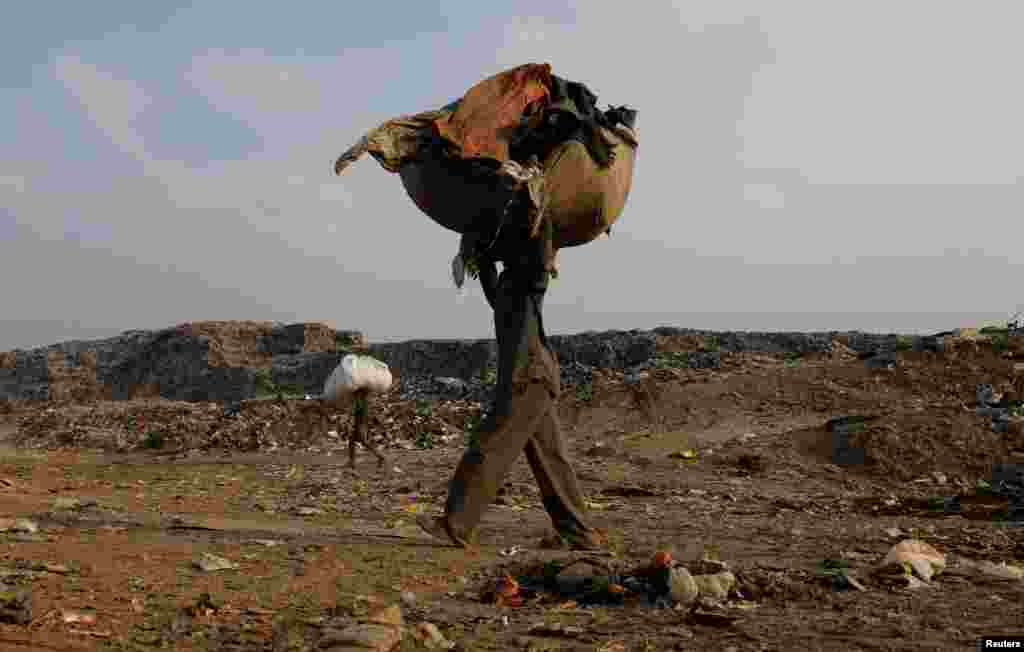 منصور خان اس کچرا پٹی پر کام کرنے کی غرض سے ہی نہیں آتے بلکہ ان کا دو کمروں کا مکان بھی اسی کچرا کنڈی کے قریب ہے۔ &nbsp;