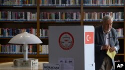 Турецький історик, професор Ільбер Ортайлі голосує в бібліотеці в Стамбулі, Туреччина, 28 травня 2023 р. AP Photo/Valeria Ferraro