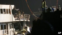 有關人員正在查看香港撞船意外後曾沉沒船隻的損毀情況