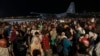Jordanos evacuados de Sudán llegan a un aeropuerto militar en Amman, Jordania, el 24 de abril de 2023.