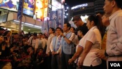 國民黨主席馬英九（手持麥克風）親自上街，為本党臺北市長候選人連勝文（馬英九身後穿黑衣者）拉票（美國之音許波拍攝）