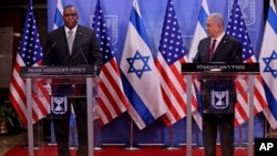 로이드 오스틴 미국 국방장관(왼쪽)과 베냐민 네타냐후 이스라엘 총리가 12일 텔아비브에서 회담 후 기자회견을 했다.