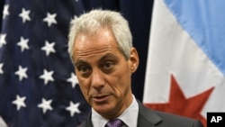 Wali Kota Chicago Rahm Emanuel berbicara pada konferensi pers mengenai kota perlindungan imigran atau sanctuary cities di Chicago, 25 Januari 2017.