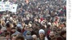 تجمع اعتراضیِ صدها تَن از کارگرانِ يکی از پالايشگاه های نفت فرانسه