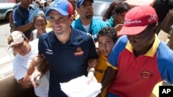 El estilo de contacto personal de Henrique Capriles, yendo casa por casa a conversar con los votantes, estaría dándole frutos.